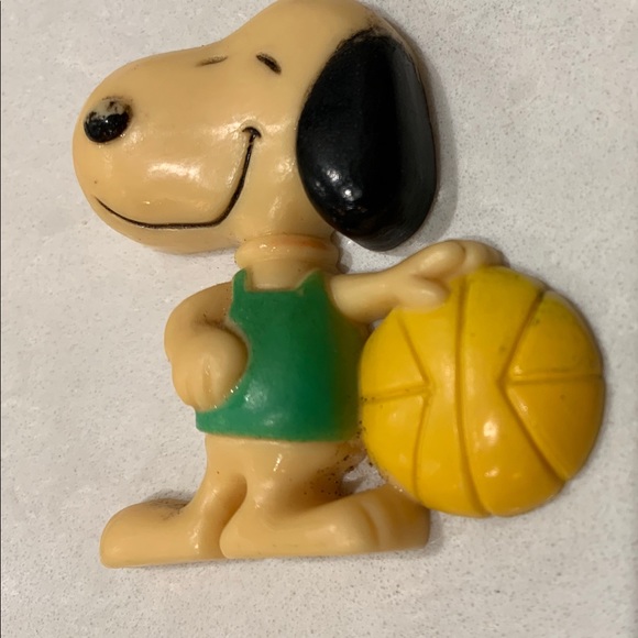 Vintage 1958 1966 Snoopy Basketball Magnet